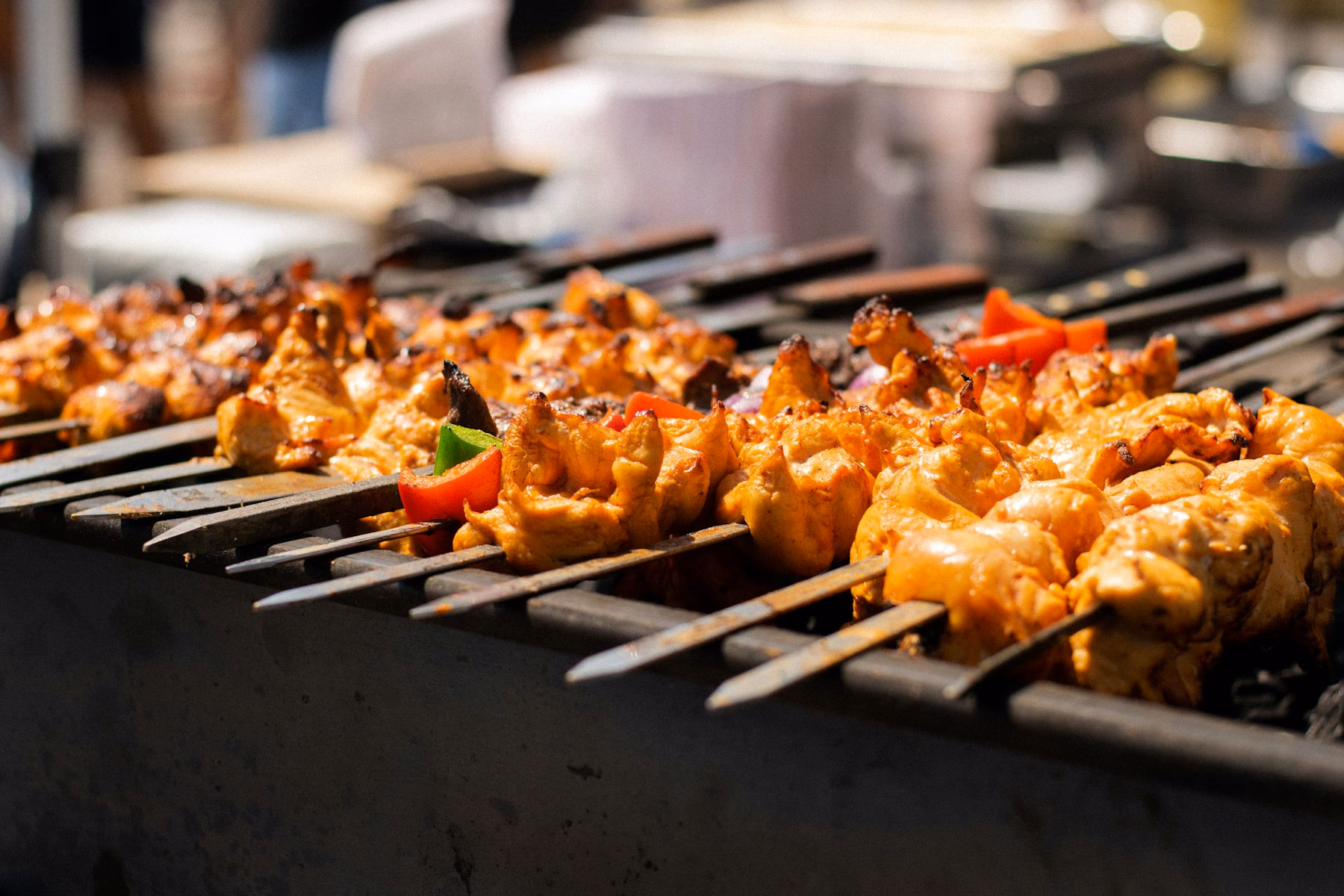 炭火で焼かれた大山鶏の串、皮目に焼き色