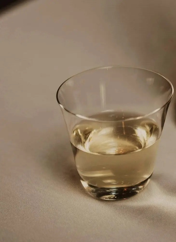 猪口に注がれた冷酒